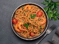 Спагети със скариди, домати, сметана, чесън, бяло вино и копър